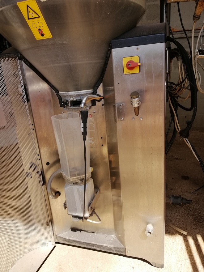 LELY CALM AUTO CALF FEEDER Machinery & Equipment Dairy